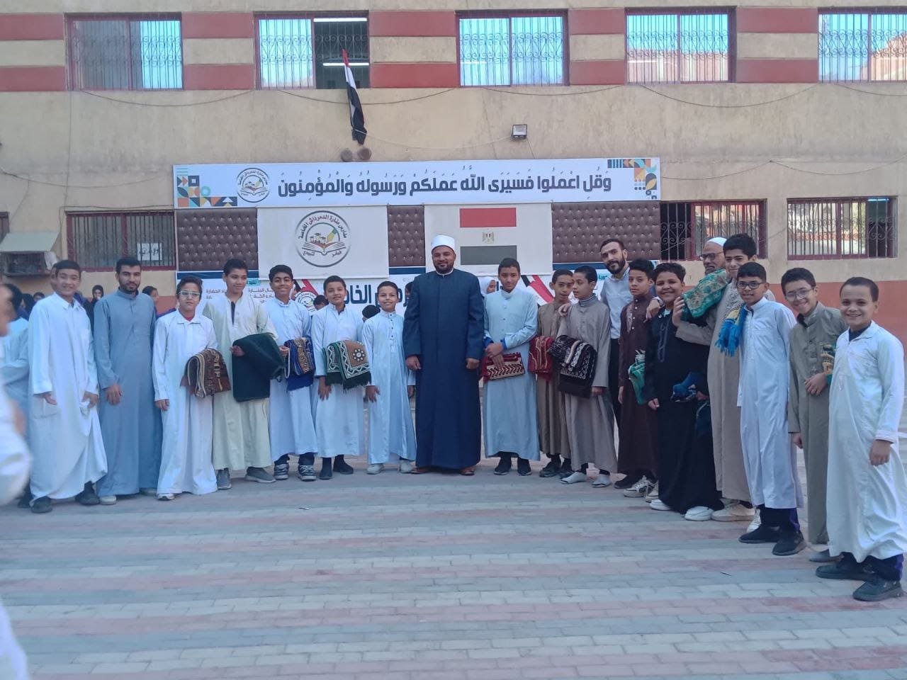 فريق المدرسة أمام المبنى